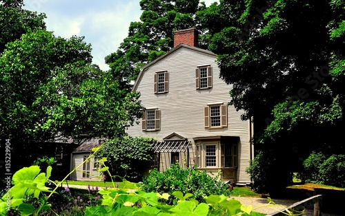 Cuadros en Lienzo Concord, Massachusetts - July 9, 2013: 1770 Olde Manse and gardens in Minuteman