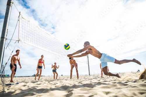 Obrazy piłka plażowa  przyjaciele-graja-w-siatkowke-plazowa