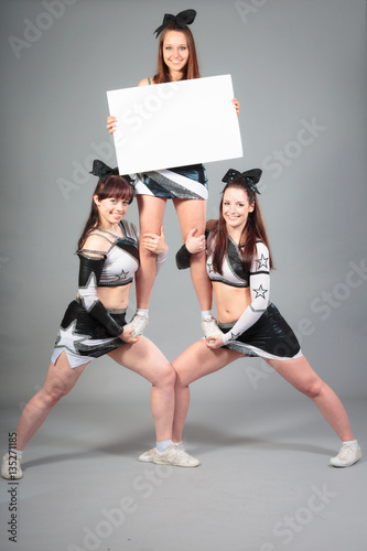 Foto Cheerleader-Team, das einen Schenkelstand durchführt
