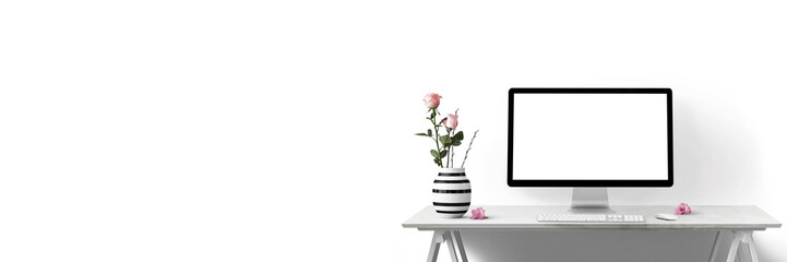 Moderne Arbeitsplatz mit Computer und Blumen  als Banner - Textfreiraum 