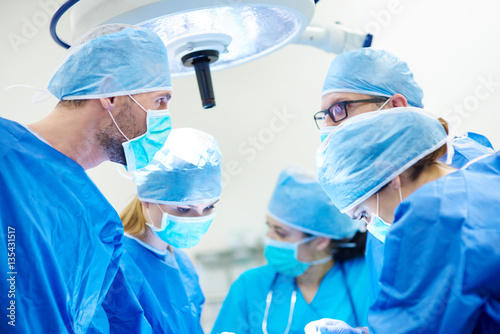 Cuadros en Lienzo Discussion of surgeons over an operation