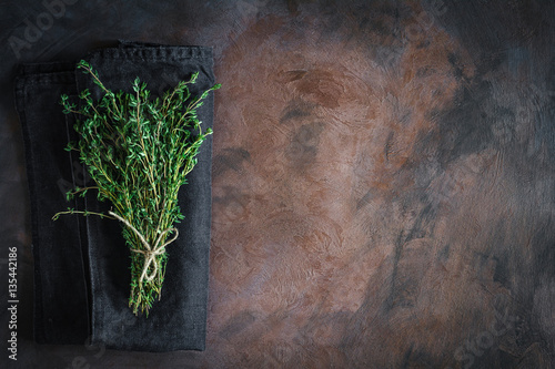 Fotografía Thyme tied on a rusty background with copy space