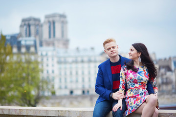 Wall Mural - Romantic couple in Paris near the Seine