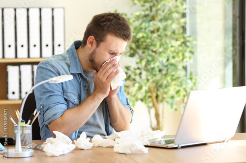 Fotografia Entrepreneur blowing with a wipe at office