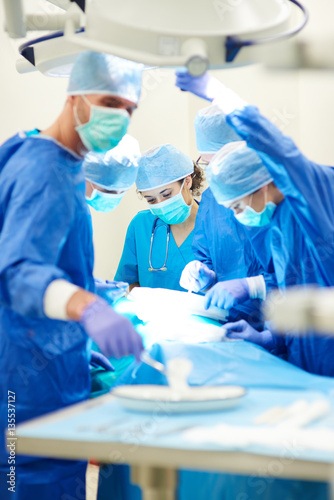 Fotografía Hard working doctors during operating .