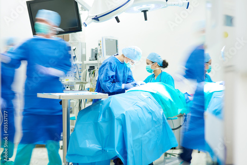 Fotografía Surgeon team working together while operation