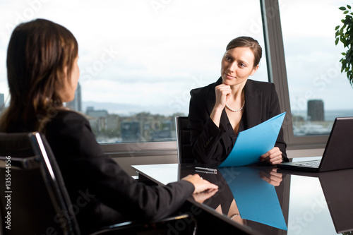 Fotografía Human resources manager spricht mit Kandidatin