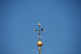 Fototapeta Londyn - Krähe auf Kreuz