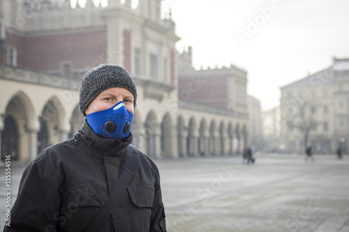 Zdjęcie XXL Człowiek za pomocą maski, chroniąc się przed smogiem