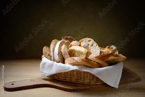 kosz-roznych-kromek-chleba-na-desce