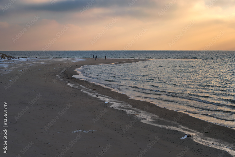Plaża na Helu w zimowej scenerii - obrazy, fototapety, plakaty 