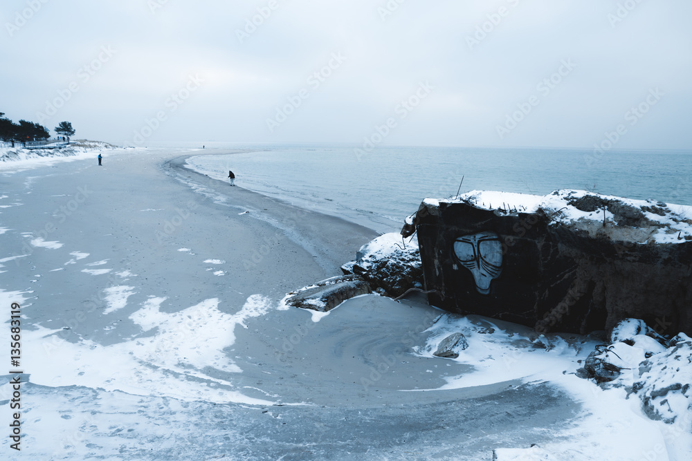 Plaża na Helu w zimowej scenerii - obrazy, fototapety, plakaty 