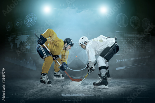 Zdjęcie XXL Lodowy gracz w hokeja na lodzie wokoło nowożytnego światła