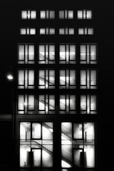  Fensterfront eines Bürogebäudes bei Nacht