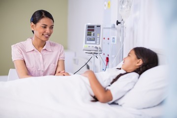 Canvas Print - Nurse talking to a girl patient