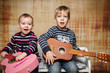 Kinder spielen Giatarre und singen