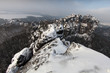 Blick von der Schrammsteinaussicht auf das Hohe Schrammtor bis zum Schrammsteinsattel des Schrammsteingebietes in der Sächsischen Schweiz (Nationalpark) im Winter