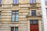 Fototapeta Londyn - Alte Hausfassade mit Fenstern und Türe