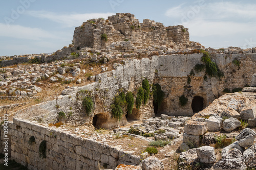 Ruins of Syracuse ancient fortifications, Sicily island, Italy Stock 사진 ... - 500 F 135843133 DYGGLWVuIXLUnAiNf9qcJqrsN9elwEo0