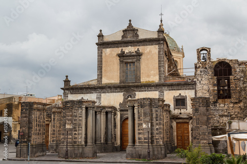 Photographie Church with unfinished facade in the historic centre of Adrano,