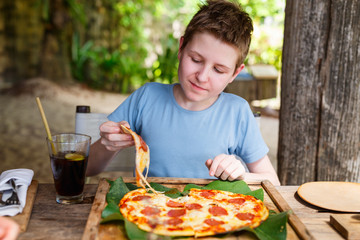 Wall Mural - Teenager eating pizza