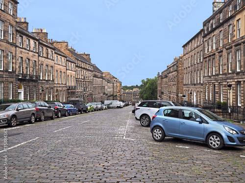 Plakat brukowana ulica i rzędy georgiańskiej kamienicy w Edynburgu