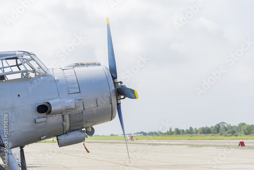 Fotomural Propeller aircraft from the runway before the flight