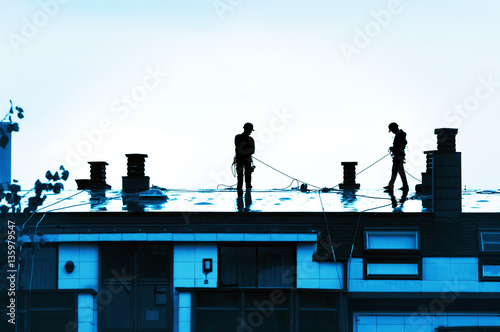 Fotografía vertical worker in heights working with ropes in danger situati