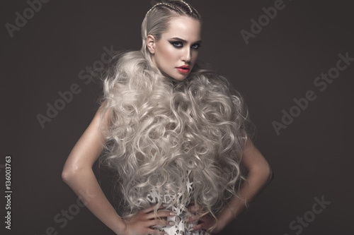 Fotografía Beautiful girl in art dress with avant-garde hairstyles