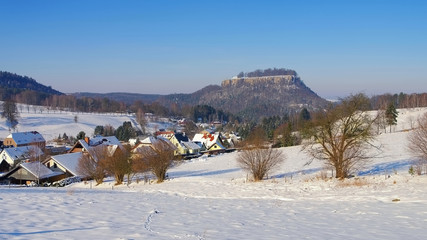 Poster - Koenigstein im Winter - Castle Koenigstein in Elbe sandstone mountains