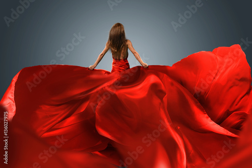 Fotografía Frau mit rotem Abendkleid mit langer Schleppe