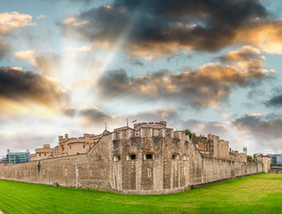 Canvas Print - Sunset panoramic view of Tower of London, UK