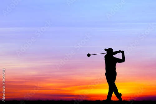 Plakat sylwetka golfista gry w golfa podczas piękny zachód słońca