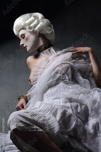 Fotografía  femme déguisée en marquise du dix-huitième siècle, nu carnaval