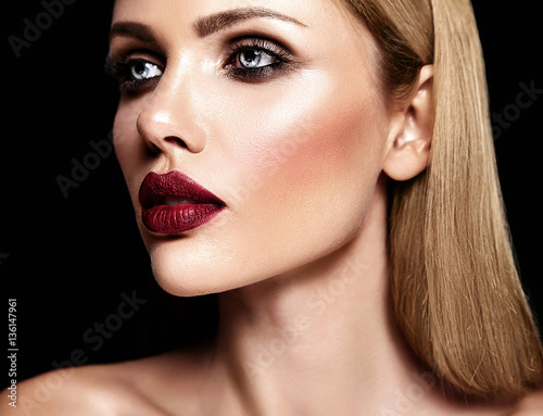 Photo sensual glamour portrait of beautiful blond woman model lady with fresh daily ma