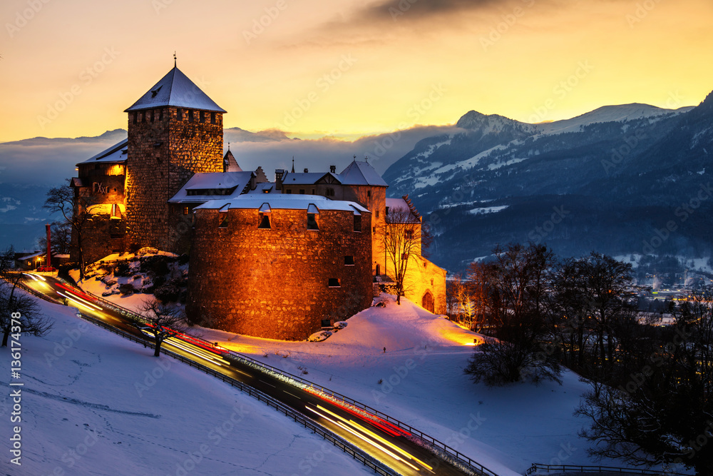 Obraz na płótnie Vaduz, Liechtenstein. Illuminated castle of Vaduz w salonie