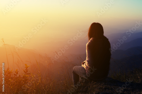 Fotomural silhouette woman sitting on mountain in morning
