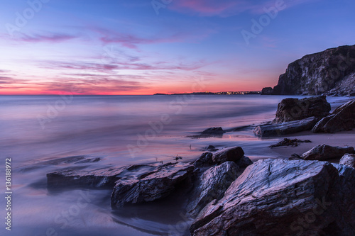 Fotomural Puesta de sol en la playa en la bahía de Watergate, Cornwall, Inglaterra