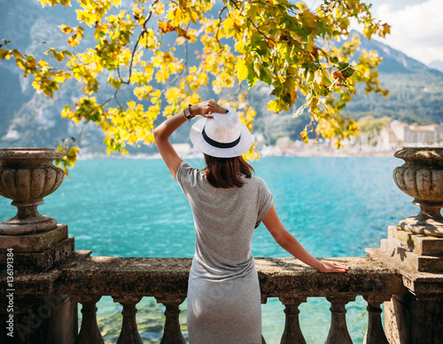 Fotografía Young woman relaxing on beautiful Garda lake