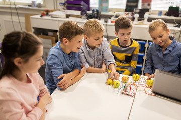 Wall Mural - kids with invention kit at robotics school