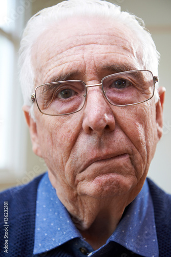 Fotomural Portrait Of Senior Man Suffering From Stroke