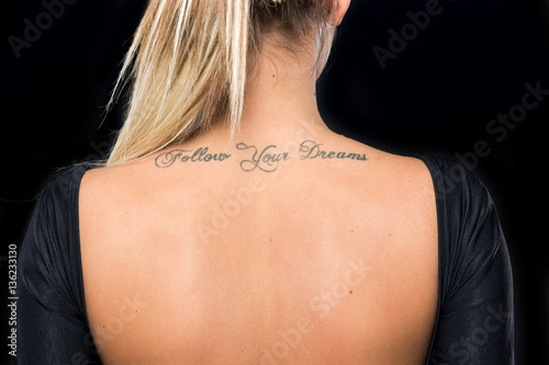 Zdjęcie XXL młoda dziewczyna z tatuażem na plecach