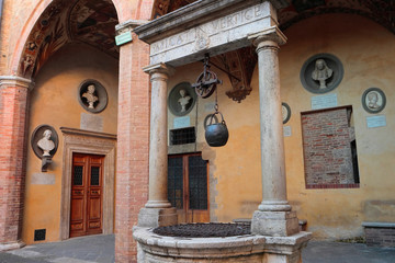 Wall Mural - Ancient well of historical Palazzo Chigi Saracini, Siena, Tuscany, Italy