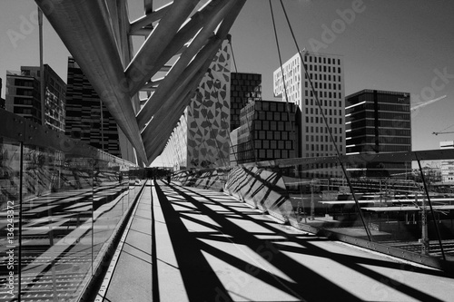 Fotografija B/W image of Akrobaten pedestrian bridge in Oslo, Norway