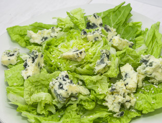 Green salad with blue cheese and sesame seeds