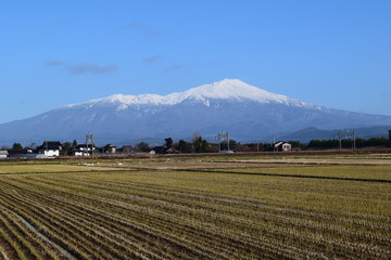 鳥海山（出羽富士）／ 山形県の最高峰、標高2,236mの鳥海山（ちょうかいさん）です。日本百名山、日本百景、日本の地質百選に選定されている活火山で、山頂に雪が積もった姿が富士山にそっくりなため、出羽富士（でわふじ）と呼ばれ親しまれています。