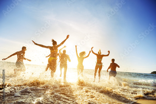 Zdjęcie XXL Tłoczy się ludzi przyjaciół zmierzchu plaży wakacji