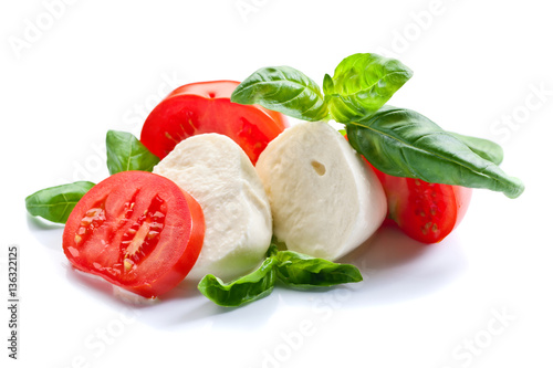 Cuadros en Lienzo Mozzarella con tomate y albahaca aislados en blanco