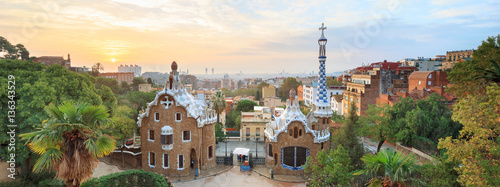 Plakat Park Guell w Barcelonie. Zobacz, aby wejść do domów z mozaikami na pierwszym planie