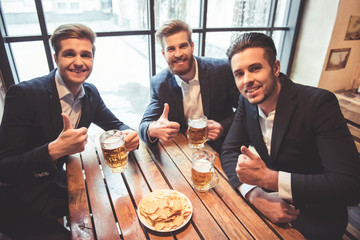 Canvas Print - Men at the pub